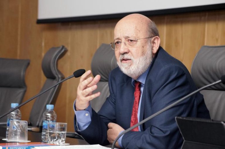 Tezanos defiende su gestión y anuncia que prepara un libro sobre «el CIS de Tezanos»