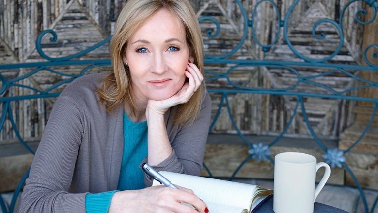 La autora de «Harry Potter» acusada de discriminación por comentario sobre la menstruación