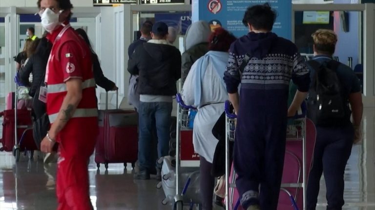 Italia aumenta los controles en aeropuertos para evitar nuevos casos importados