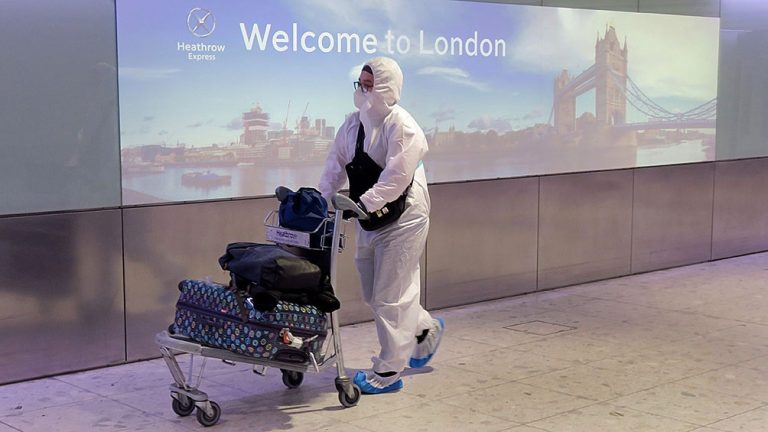En Reino Unido analizan reducir a 10 días la cuarentena para viajeros llegados de España