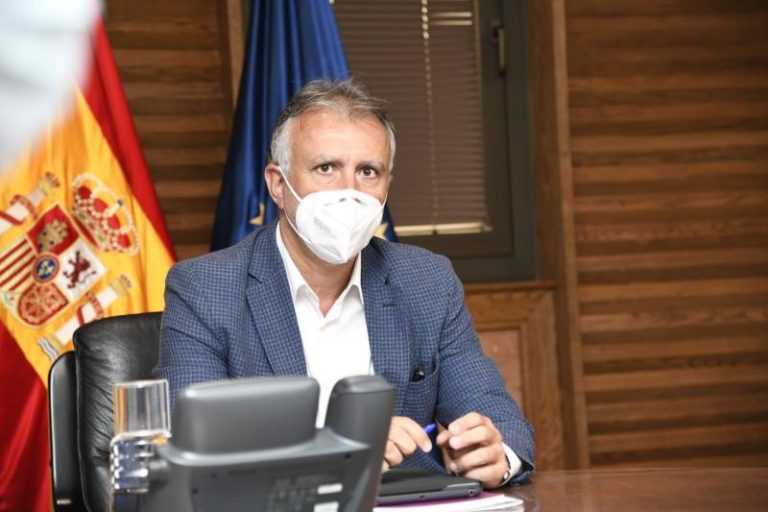 Canarias impone la mascarilla y prohíbe fumar en público sin distancia para frenar el Covid-19