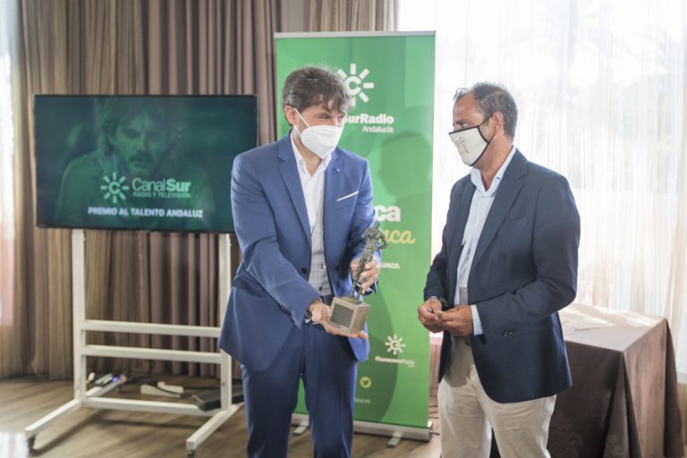 El actor Salva Reina recibe el Premio Talento Andaluz de Canal Sur en el Festival de Málaga