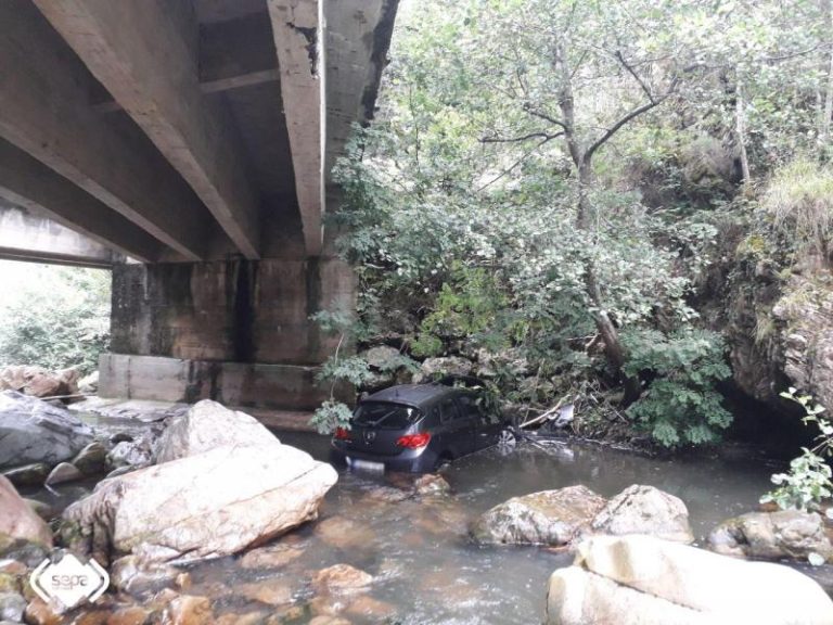 Dos heridos tras caer al río desde un puente de 8 metros de altura