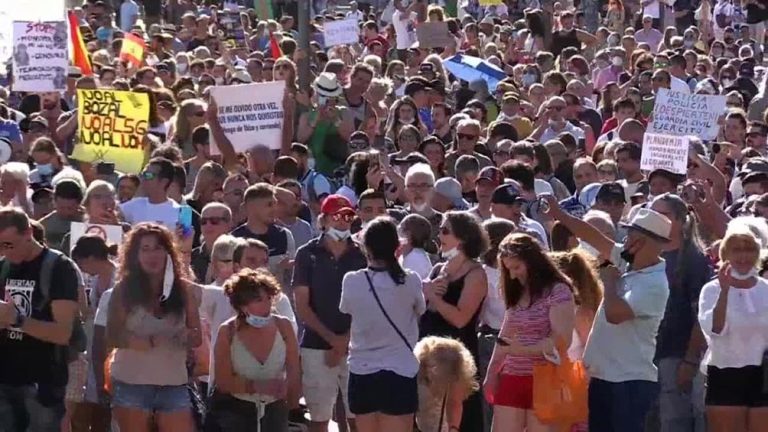 Miles de madrileños protestan horas antes de las nuevas restricciones por el coronavirus