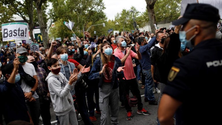Madrid aplica el confinamiento selectivo y Sánchez ofrece apoyo logístico en medio de protestas