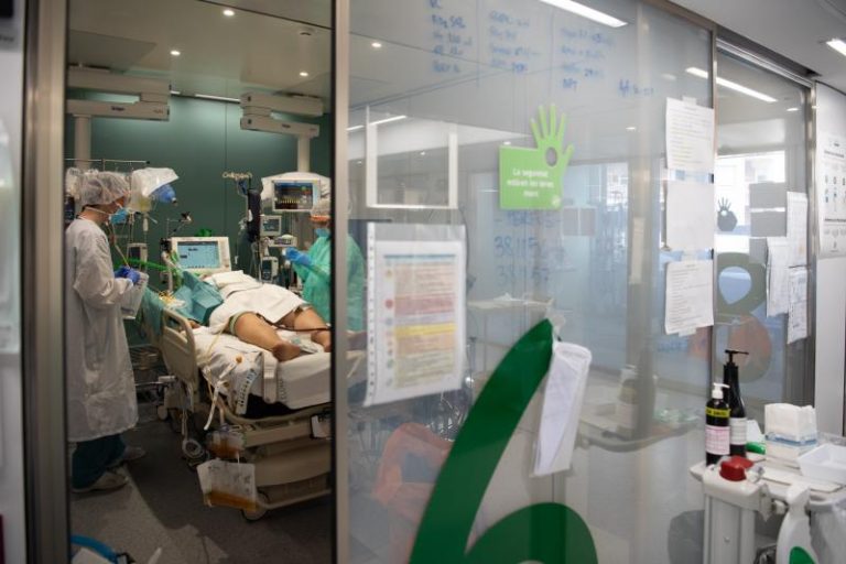 Contagios semanales bajan de cien mil después de 3 semanas
