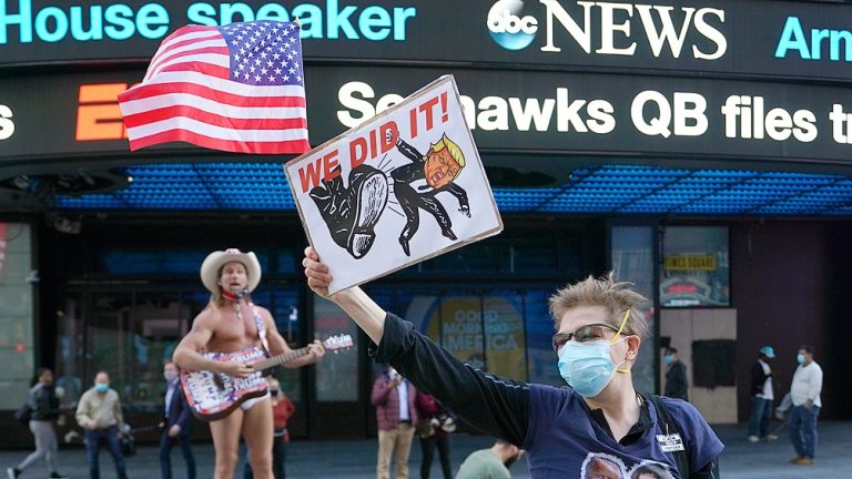 Simpatizantes de Biden celebran en la calle, mientras seguidores de Trump rechazan la derrota