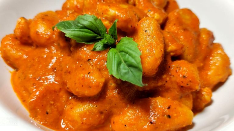 Ñoquis de calabaza con pesto de pimientos rojos asados y avellanas