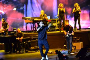 Eros Ramazzotti y su banda en el Auditorio del festival boutique, celebrado en un enclave natural donde se disfruta de una experiencia cercana y una acústica extraordinaria con un sistema de audio de última generación.