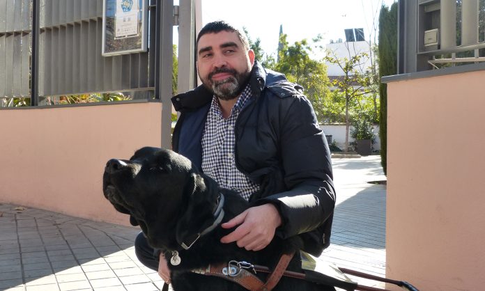 Enrique Pérez Montero, con su perro guía en el Instituto de Astrofísica de Andalucía | Foto del IAA-CSIC