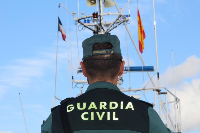 Guardia civil ante un barco | Foto del Ministerio del Interior