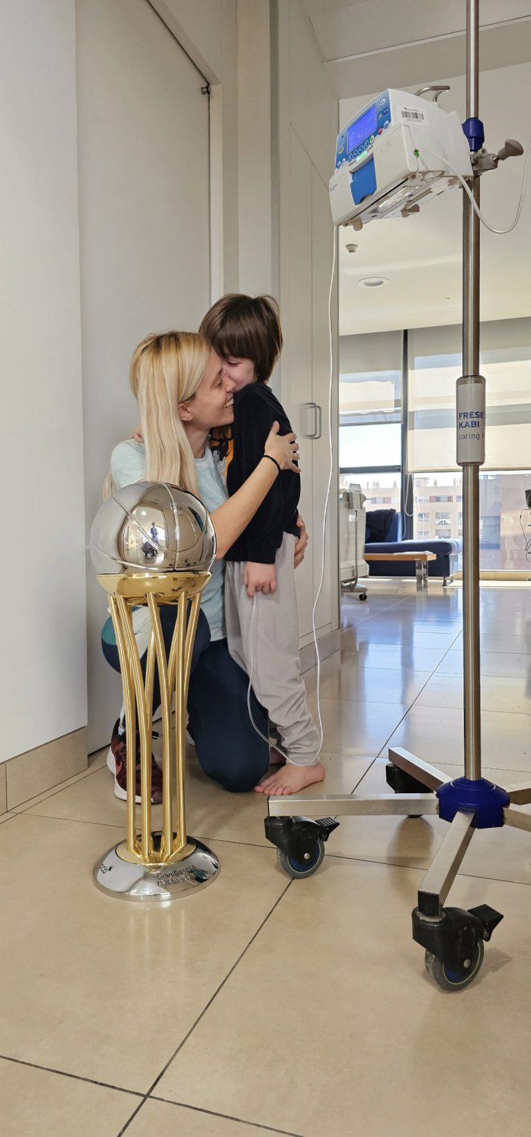 Los pacientes de Quirónsalud Málaga reciben la visita de la Copa del Rey de Unicaja Baloncesto