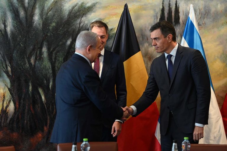 El Gobierno rechaza las acusaciones de antisemitismo de Netanyahu y defiende su postura con Gaza Sánchez, en un encuentro con el primer ministro belga, Alexander de Croo, y el primer ministro del Estado de Israel, Benjamin Netanyahu | Pool Moncloa/Borja Puig de la Bellacasa