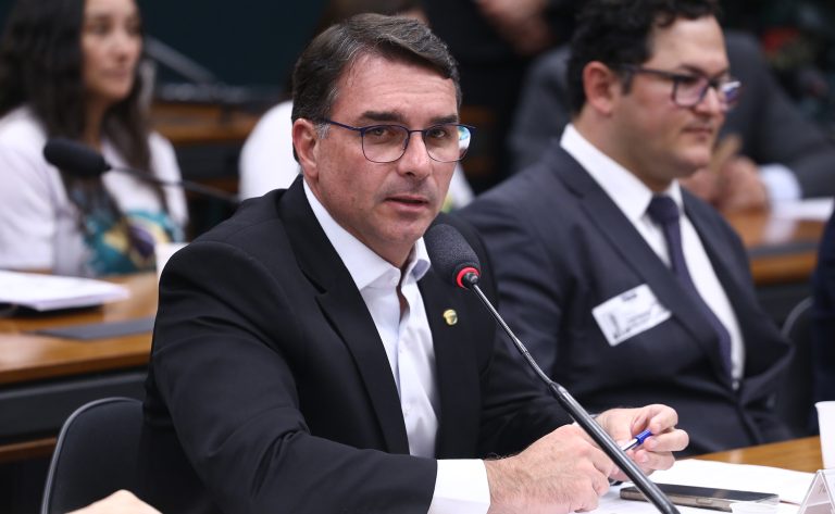 Flávio Bolsonaro emerge como heredero político de Jair Bolsonaro y se perfila como candidato presidencial en 2026