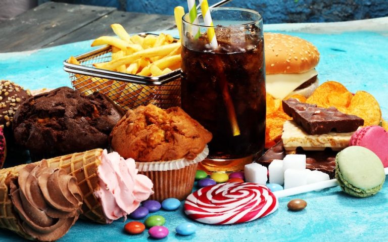 La comida ultraprocesada se asocia con más riesgo de sobrepeso u obesidad en adolescentes
