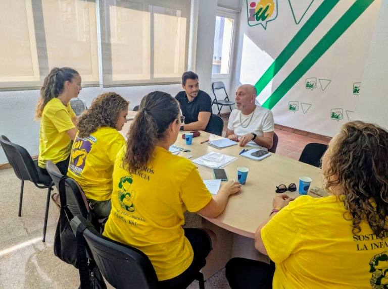 Cumplir con las educadoras infantiles de 0 a 3 años, los niños y las familias